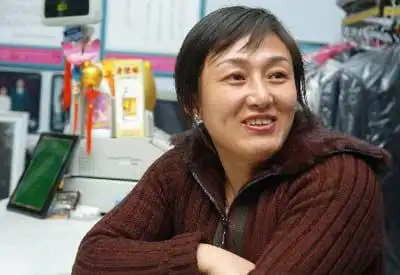 举重冠军澡堂搓澡为生_搓澡的世界举重冠军_举重冠军退役搓澡
