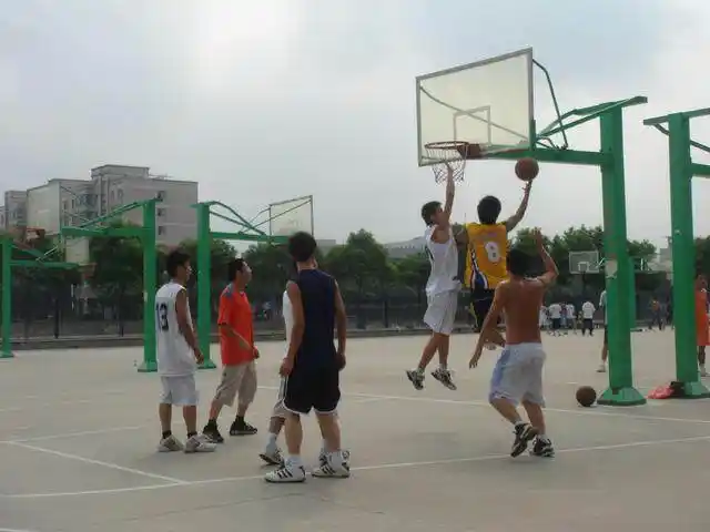 篮球队传球训练方法_篮球传球训练方法多人_打篮球技巧怎样传球给队友