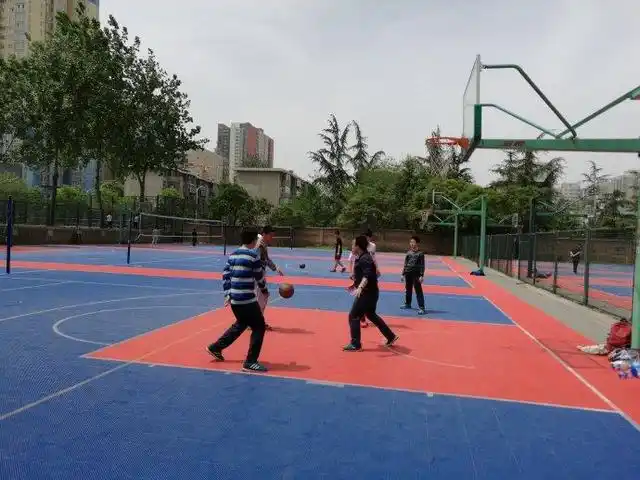 打篮球技巧怎样传球给队友_篮球传球训练方法多人_篮球队传球训练方法
